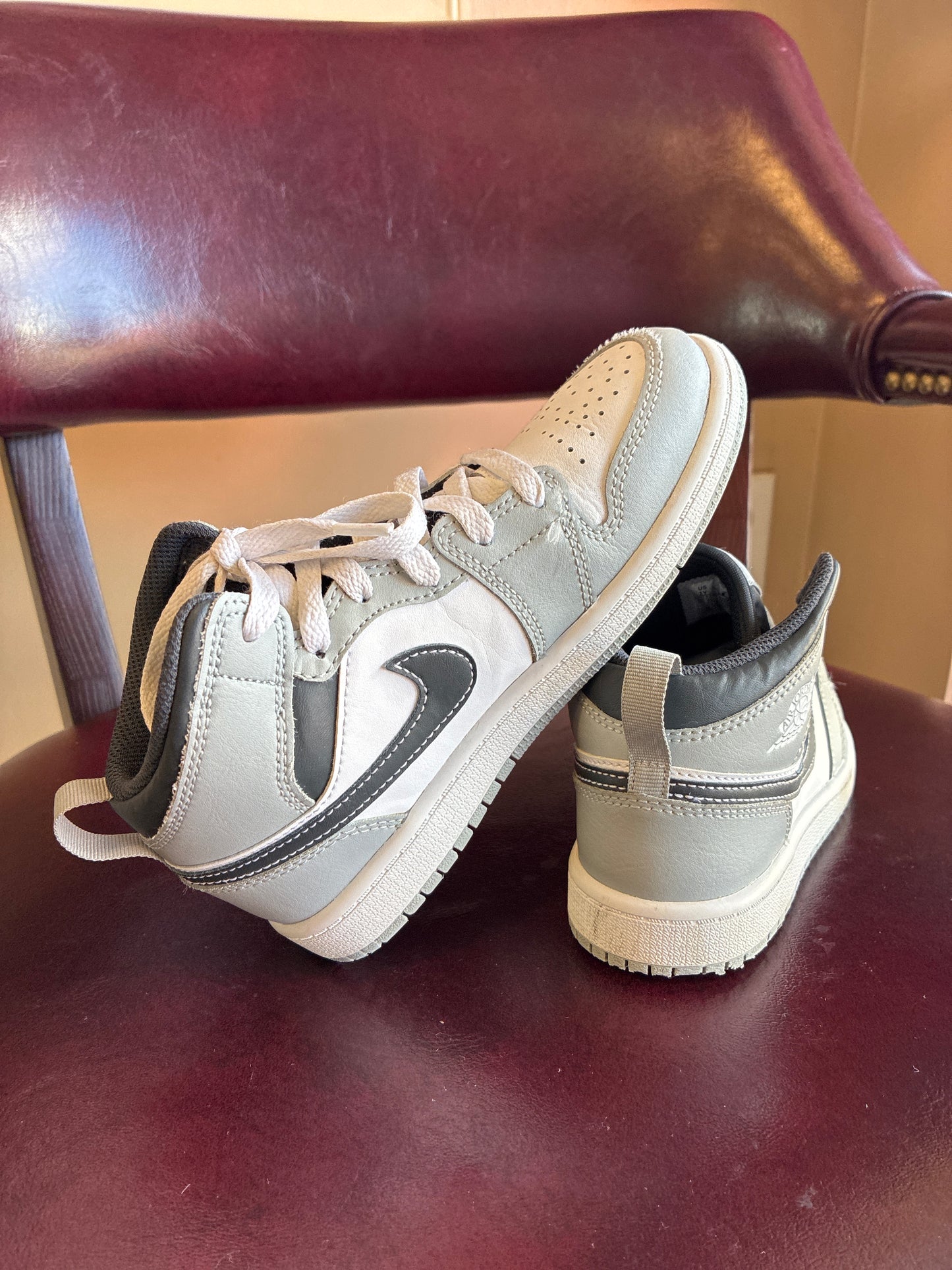 Jordan Kids
Air Jordan 1 Mid "Light Smoke Grey" sneakers Size 1Youth