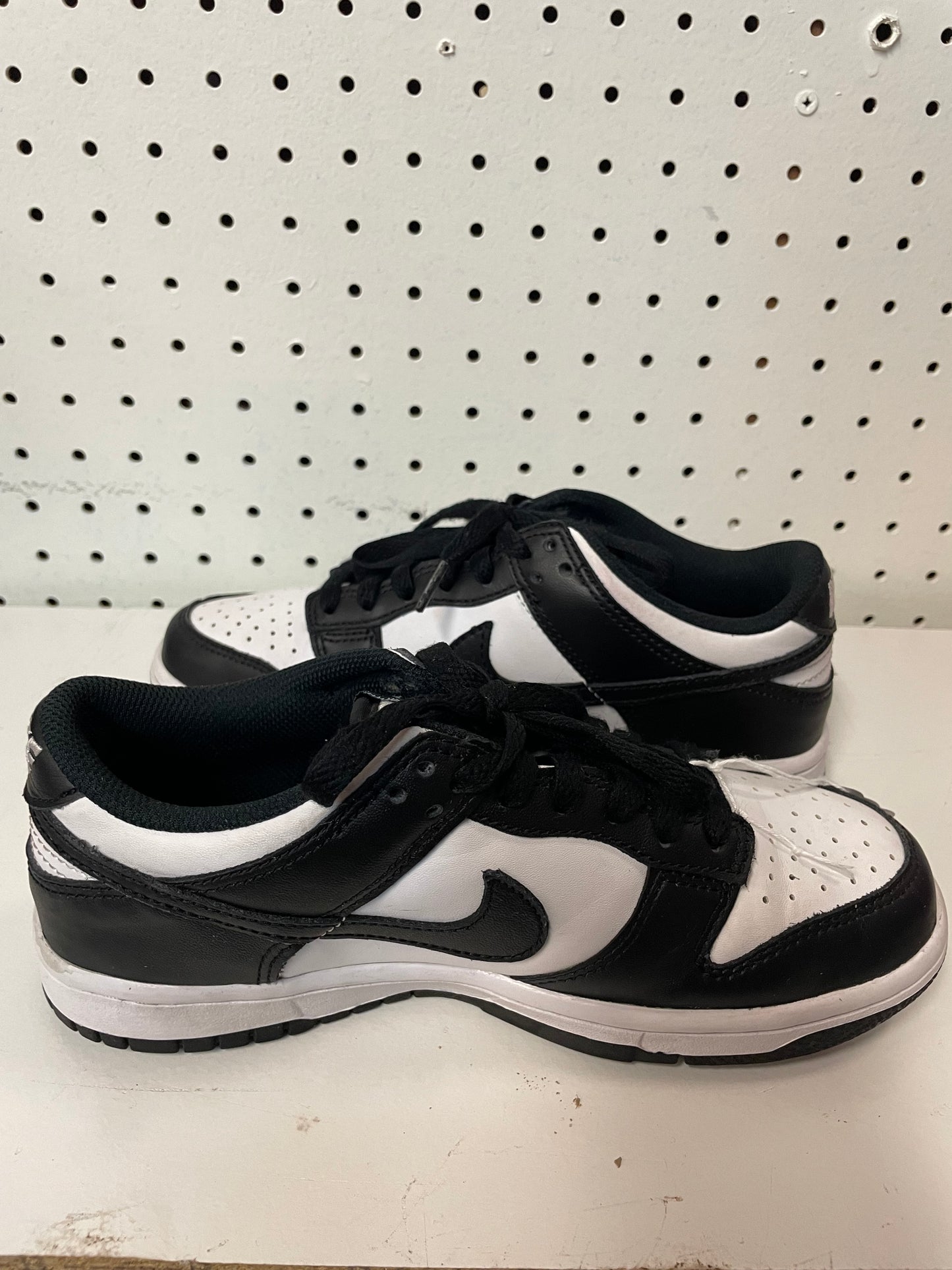 Dunk Low Top Size 5Y- Excellent Condition