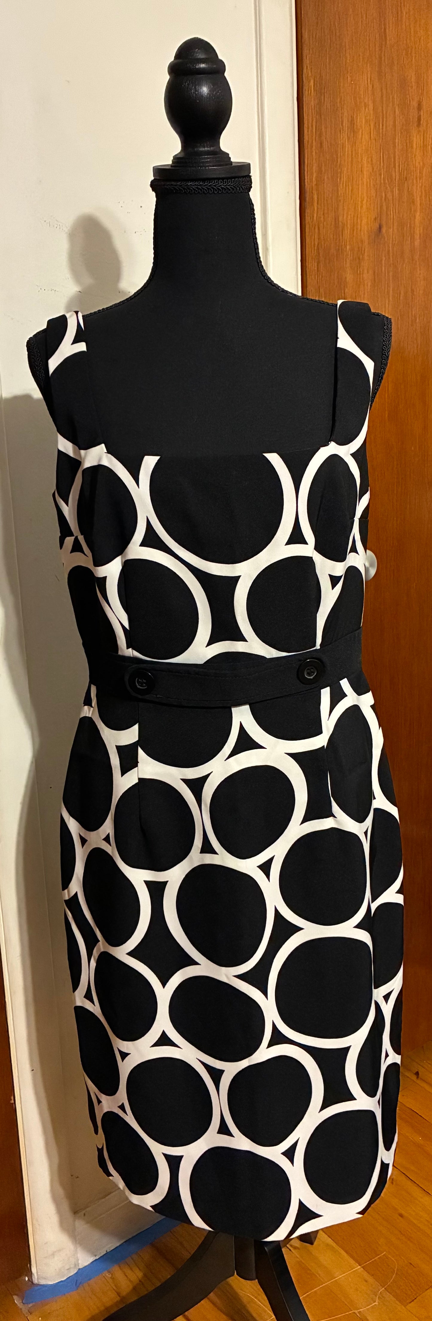 London Times black and white geometric circle pattern sheath dress Women Size 10
