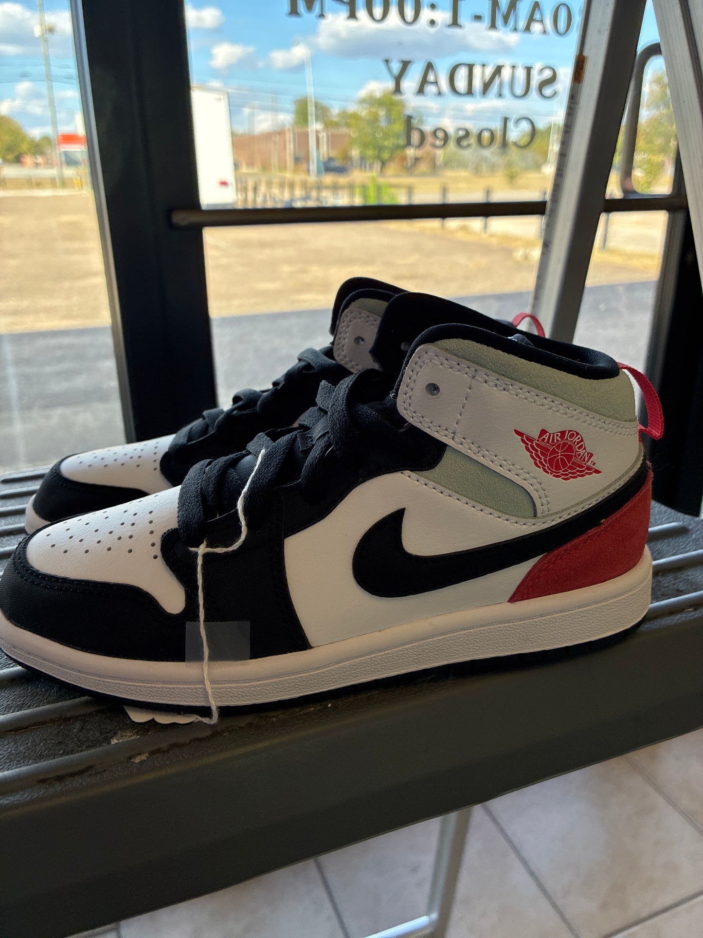 Youth Air Jordan 1 Mid SE Size 2Y