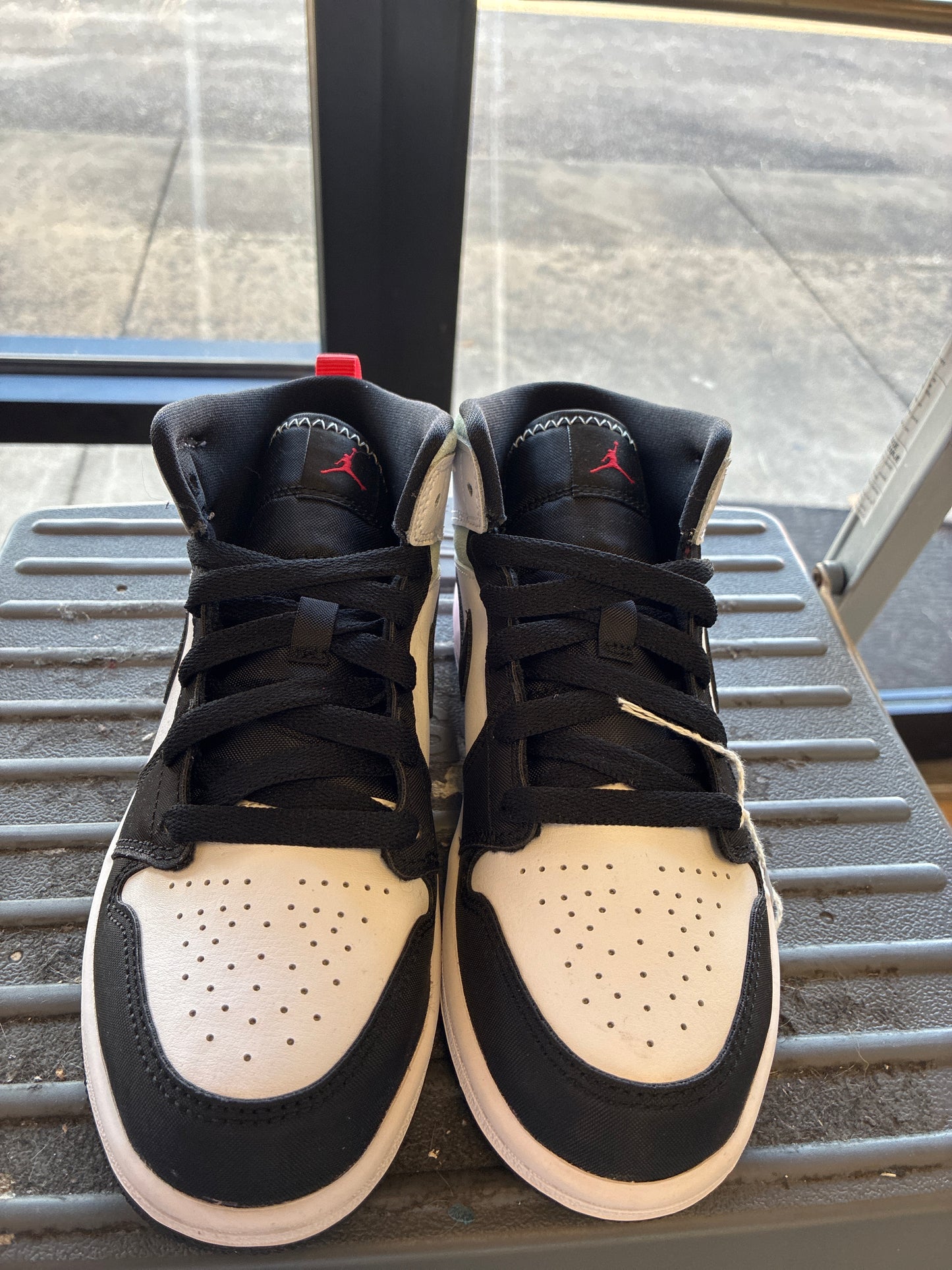 Youth Air Jordan 1 Mid SE Size 2Y