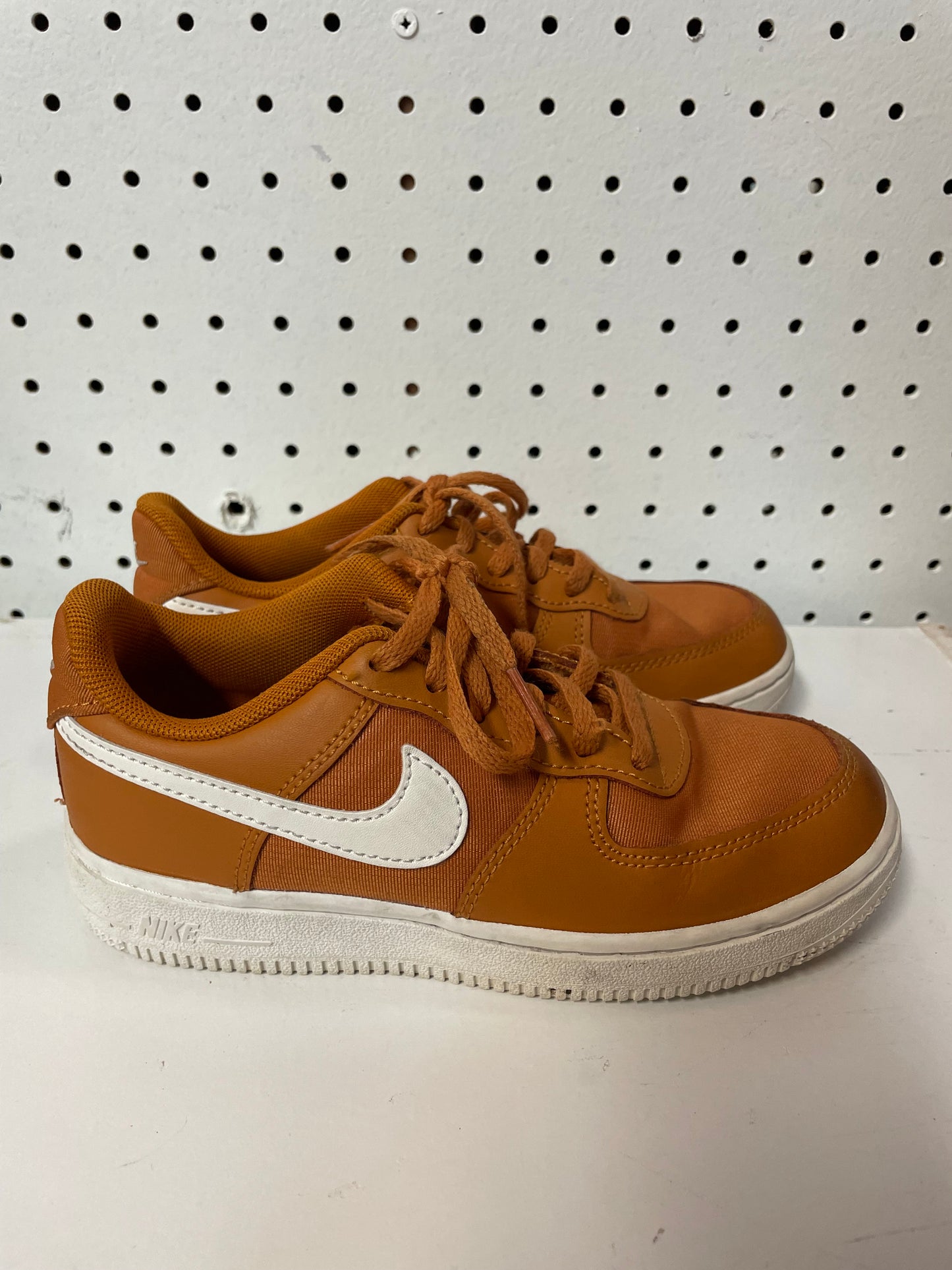 Youth Grade-School Nike Air Force 1 LV8 2 (GS) Brown / White Boys Size 1Y