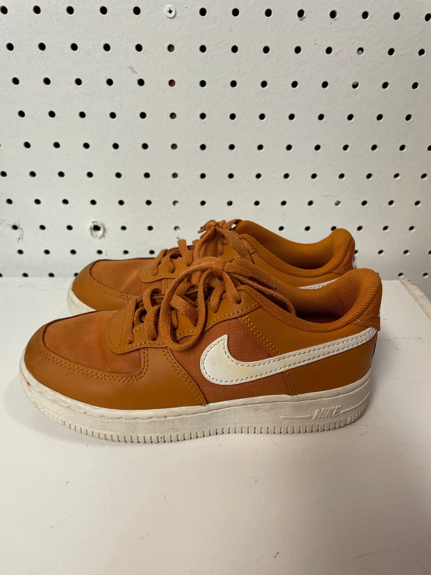 Youth Grade-School Nike Air Force 1 LV8 2 (GS) Brown / White Boys Size 1Y
