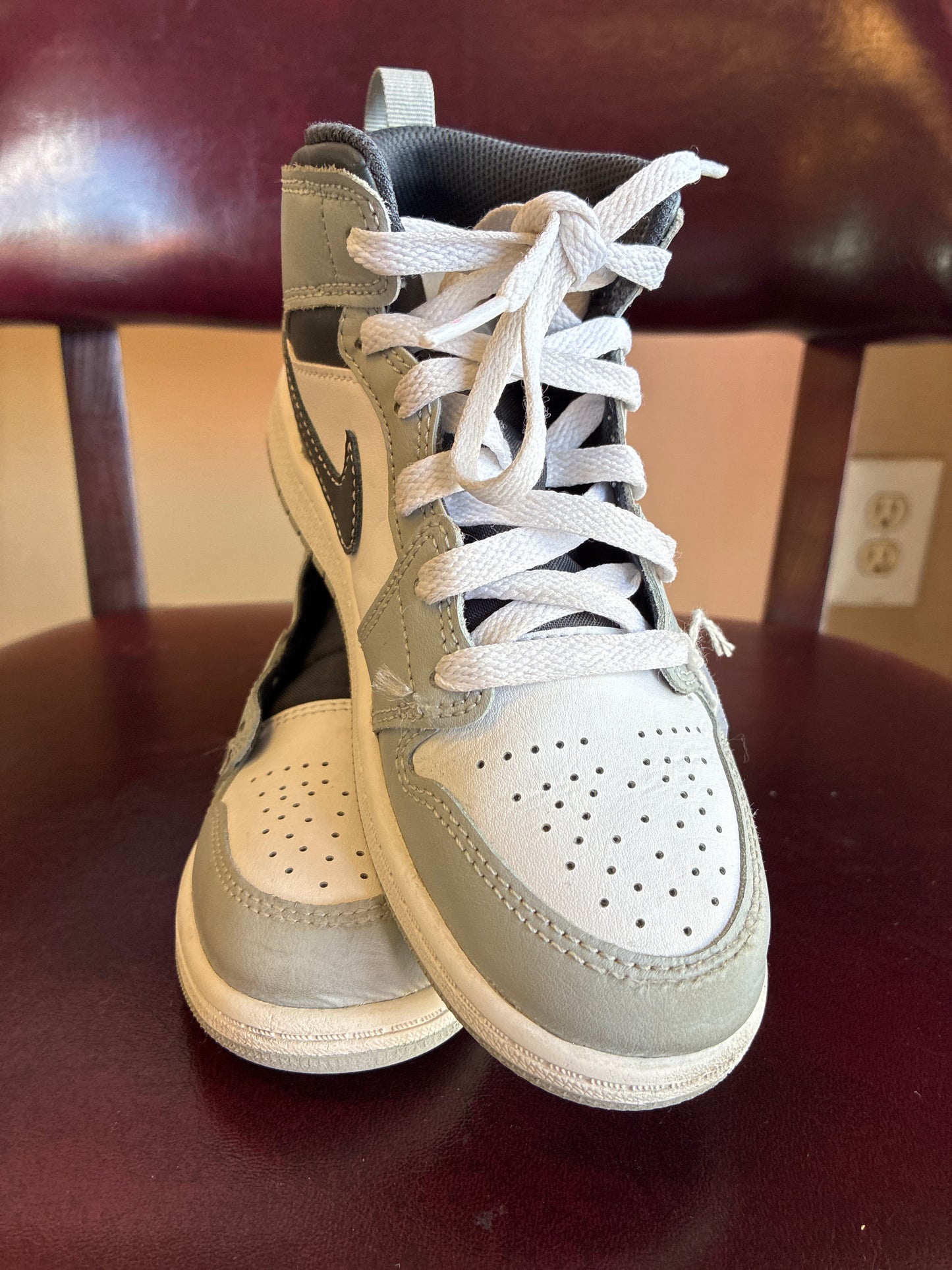 Jordan Kids
Air Jordan 1 Mid "Light Smoke Grey" sneakers Size 1Youth
