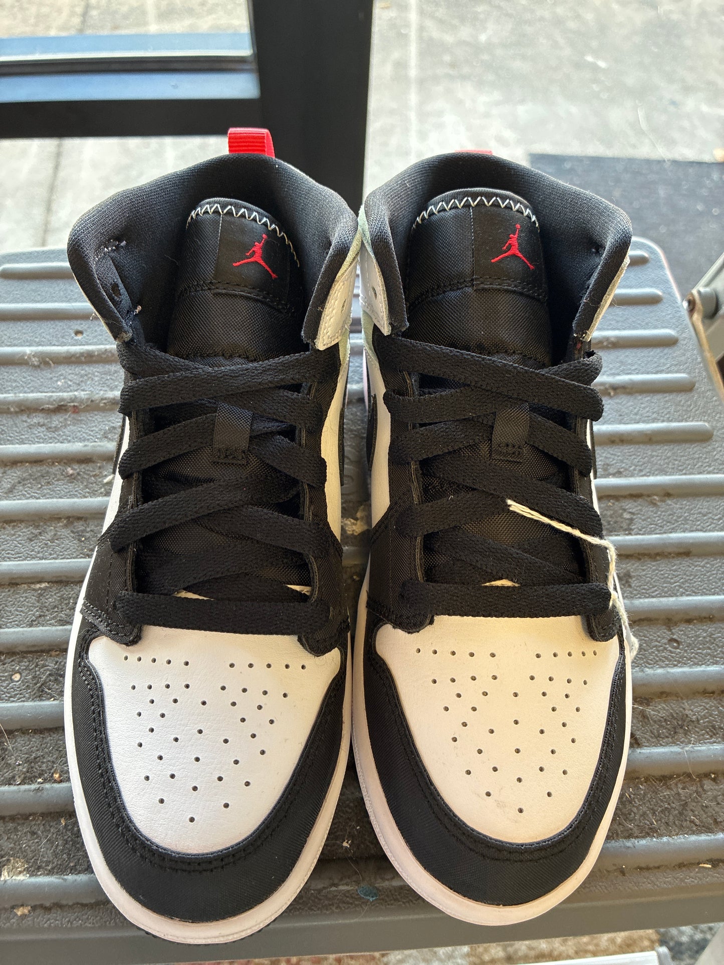 Youth Air Jordan 1 Mid SE Size 2Y