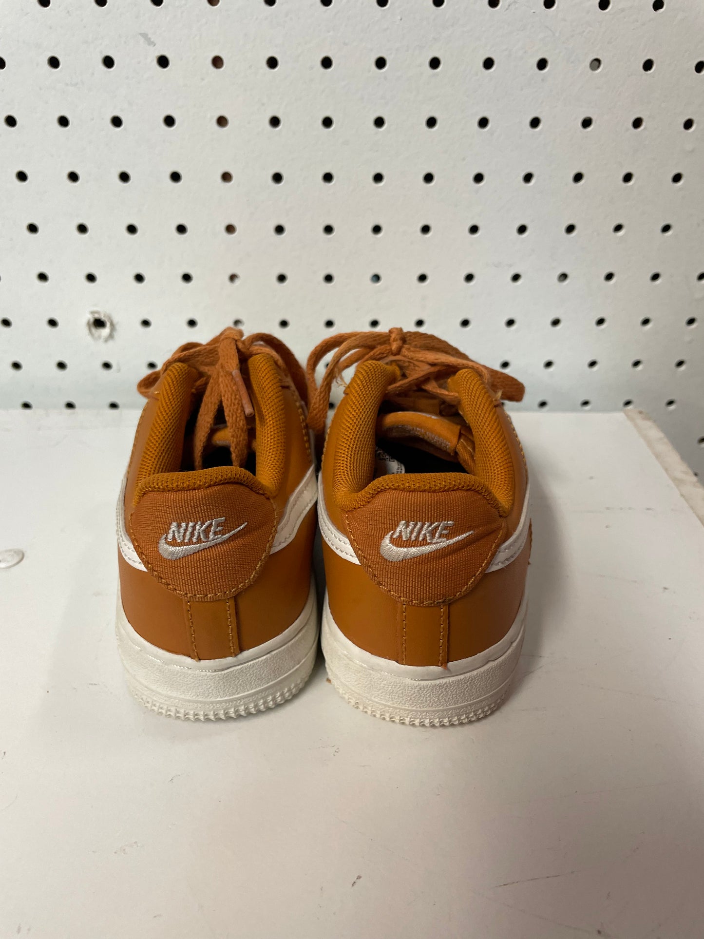 Youth Grade-School Nike Air Force 1 LV8 2 (GS) Brown / White Boys Size 1Y