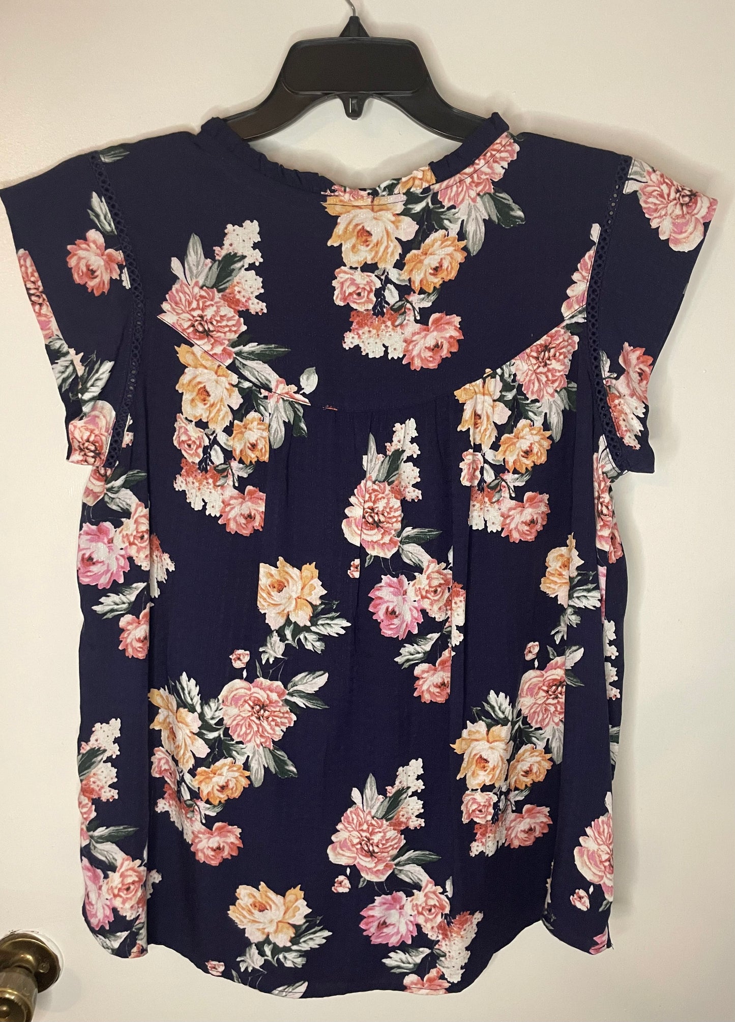 Buffalo-Womens-V-Neck-Flutter-Sleeve Floral Blouse ~Women’s Size Medium ~Excellent Condition