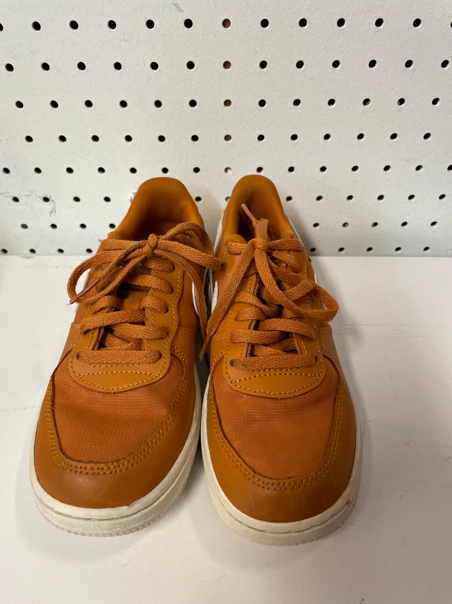 Youth Grade-School Nike Air Force 1 LV8 2 (GS) Brown / White Boys Size 1Y