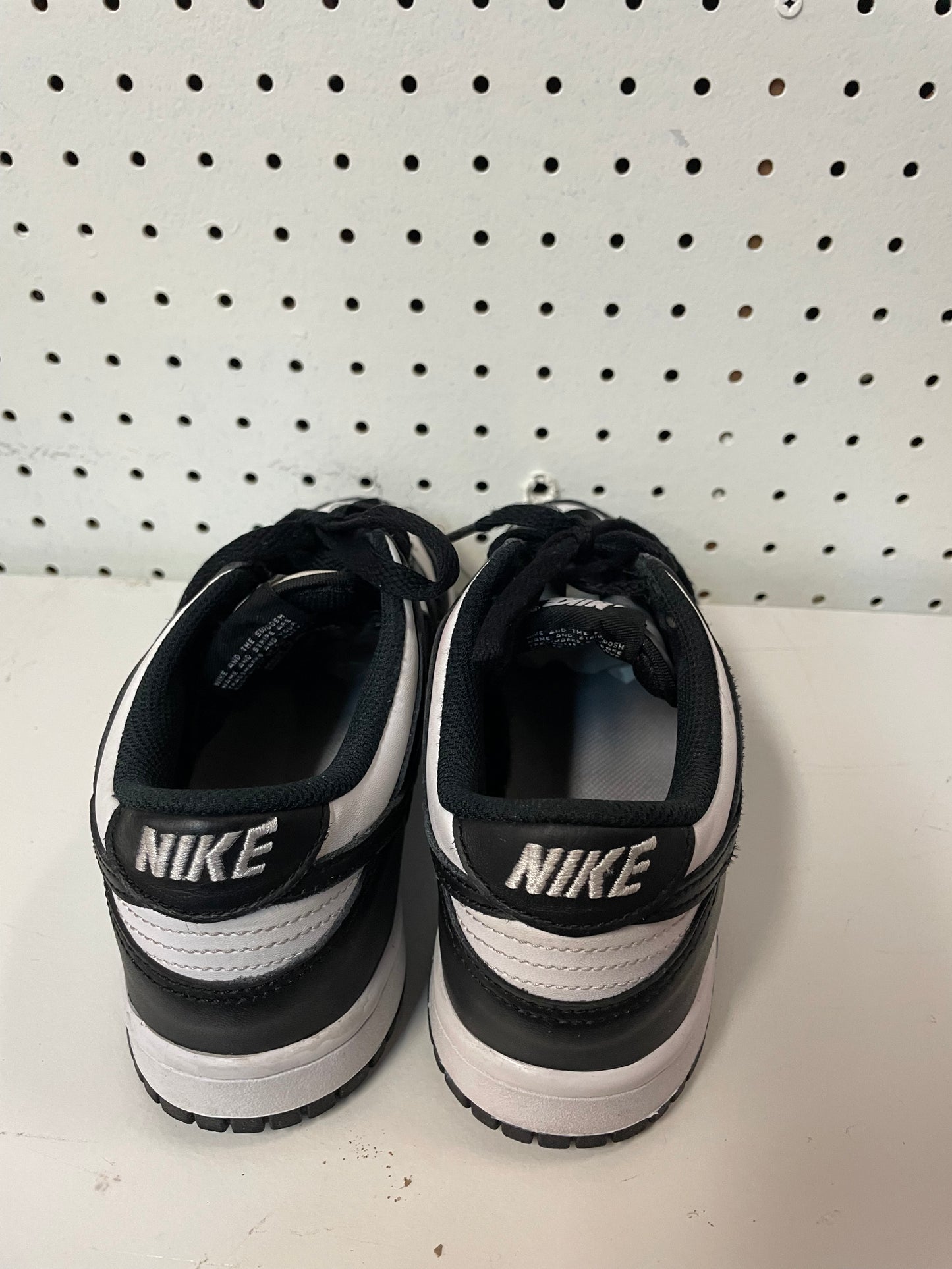 Dunk Low Top Size 5Y- Excellent Condition