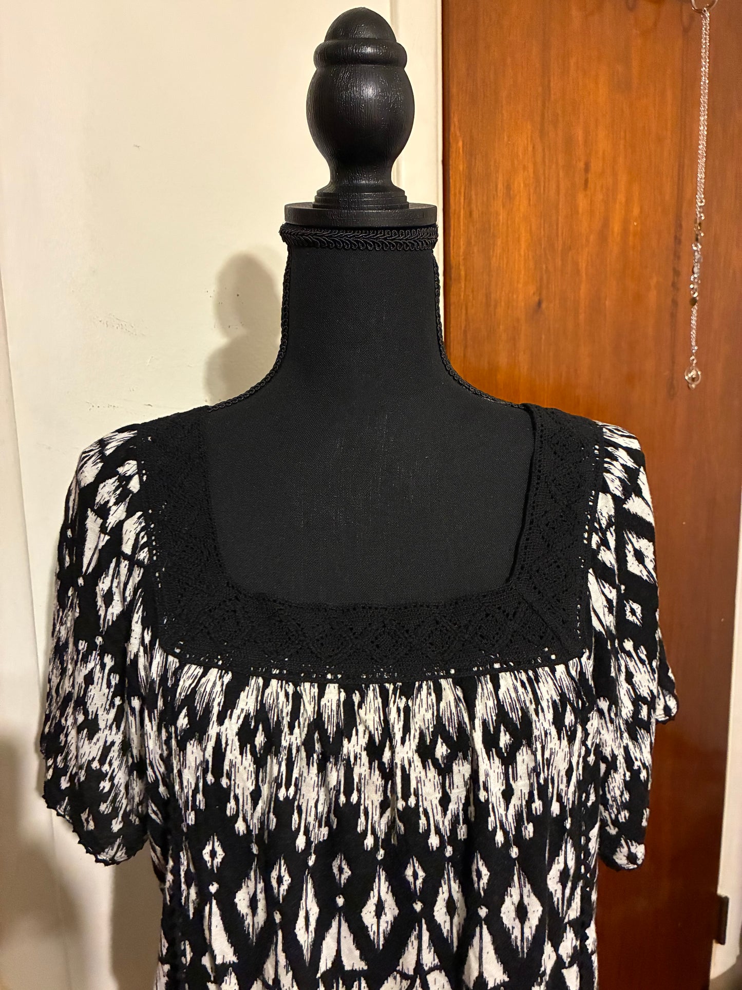 Faded Glory women's black and white babydoll top or blouse with a geometric pattern and short sleeves Size Medium 8/10