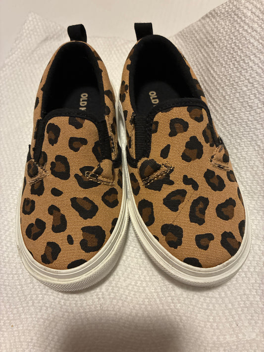 Old Navy Canvas Slip-On Sneakers for Toddler Girls in a leopard print -Size 6