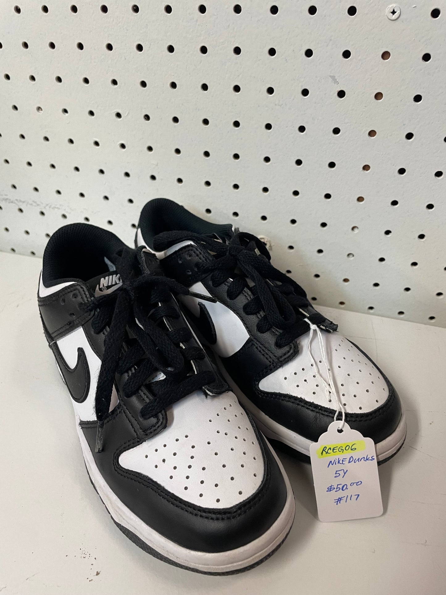 Dunk Low Top Size 5Y- Excellent Condition