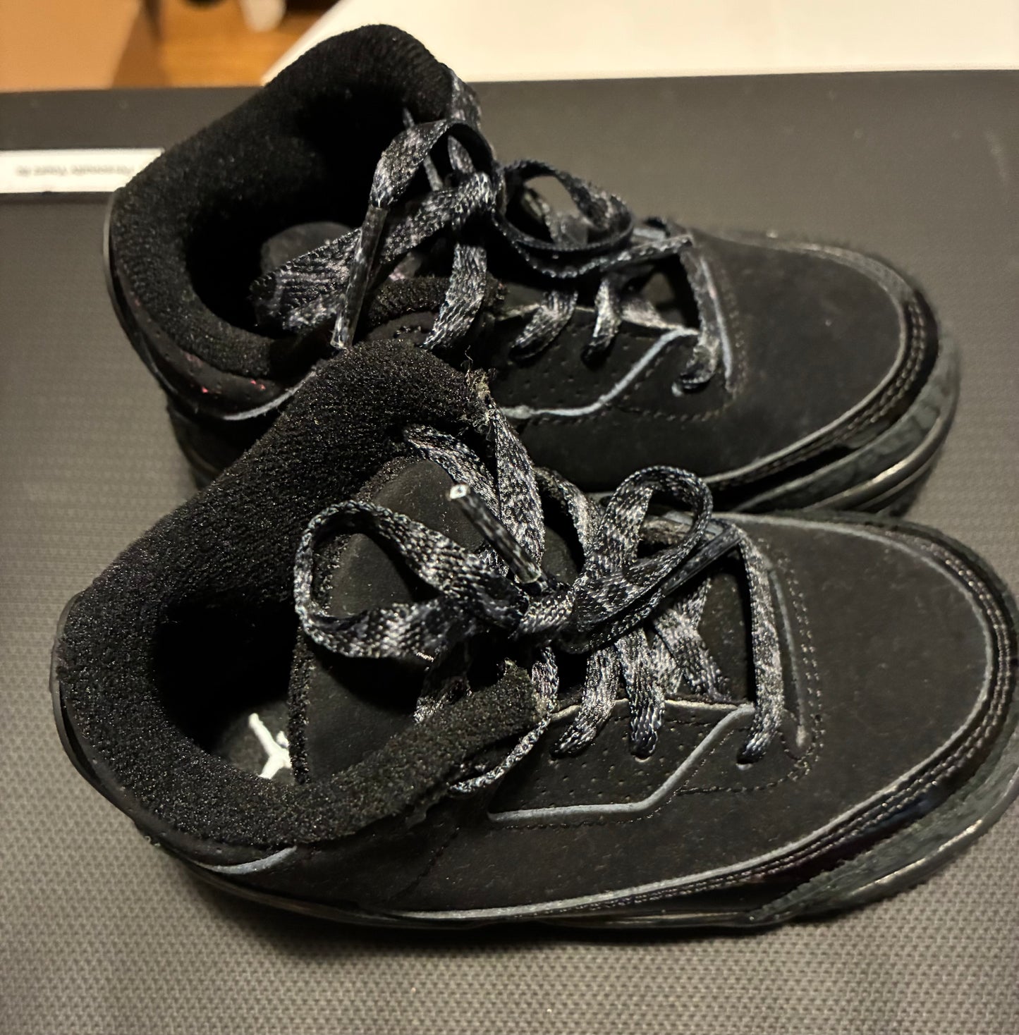 AIR JORDAN 3 RETRO BLACK CAT
INFANT/TODDLER LIFESTYLE SHOES- Size 7c