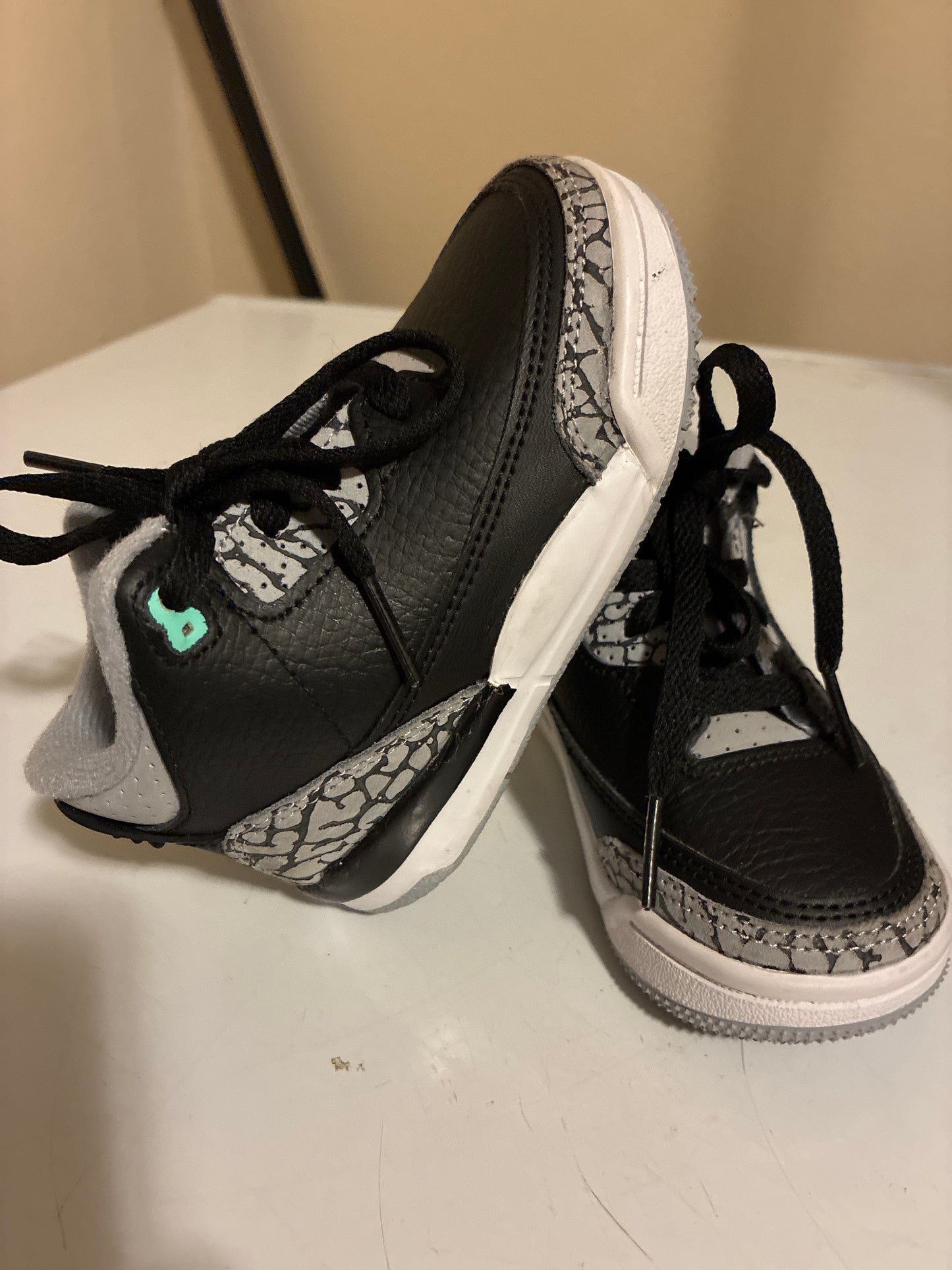 2024
Toddler Jordan 3 Retro shoes in the "Green Glow" colorway-Size 6C