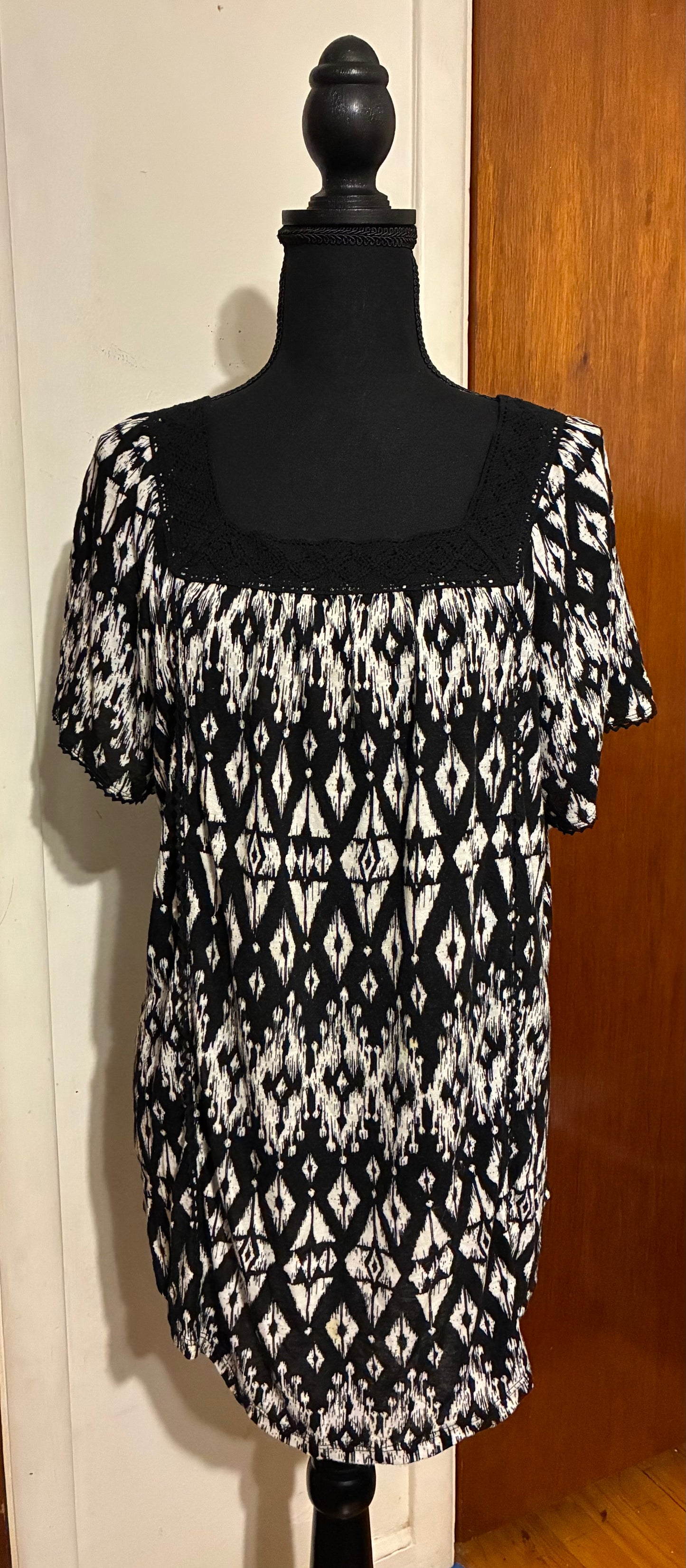 Faded Glory women's black and white babydoll top or blouse with a geometric pattern and short sleeves Size Medium 8/10
