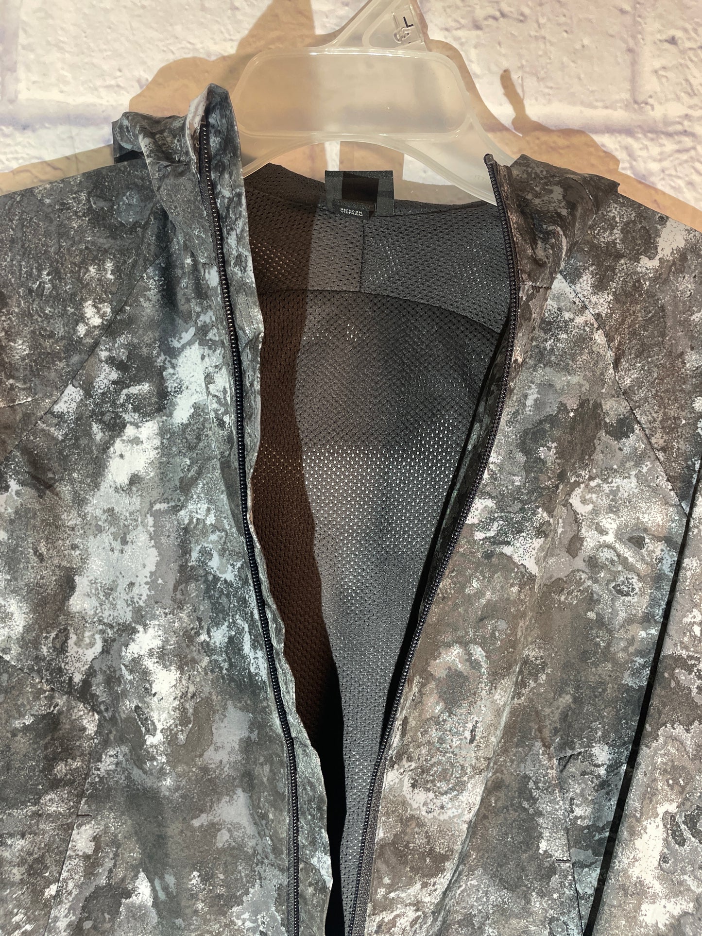 Kid's All in Motion Wind and Water Resistant Zip Up Hooded Jacket Size S 6/7 Black Camouflage