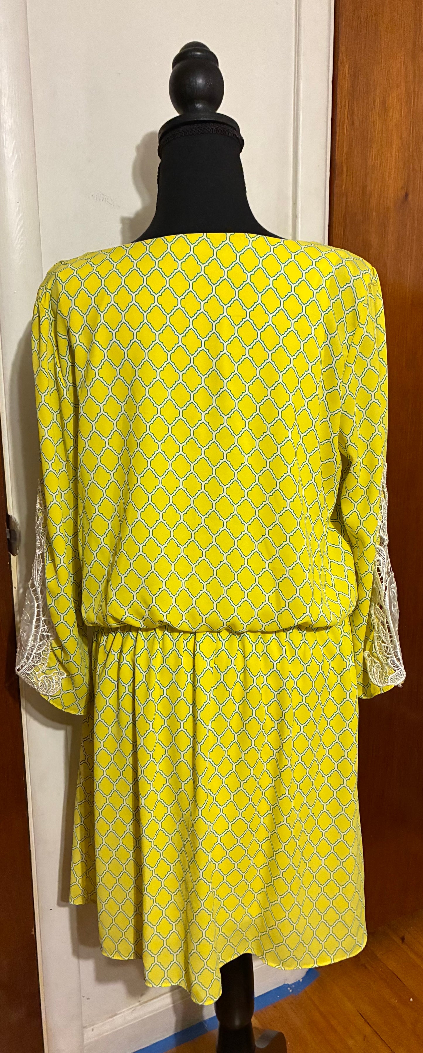 Mmm Mmm yellow and green quatrefoil pattern dress with a white lining Women Size Large 10/12