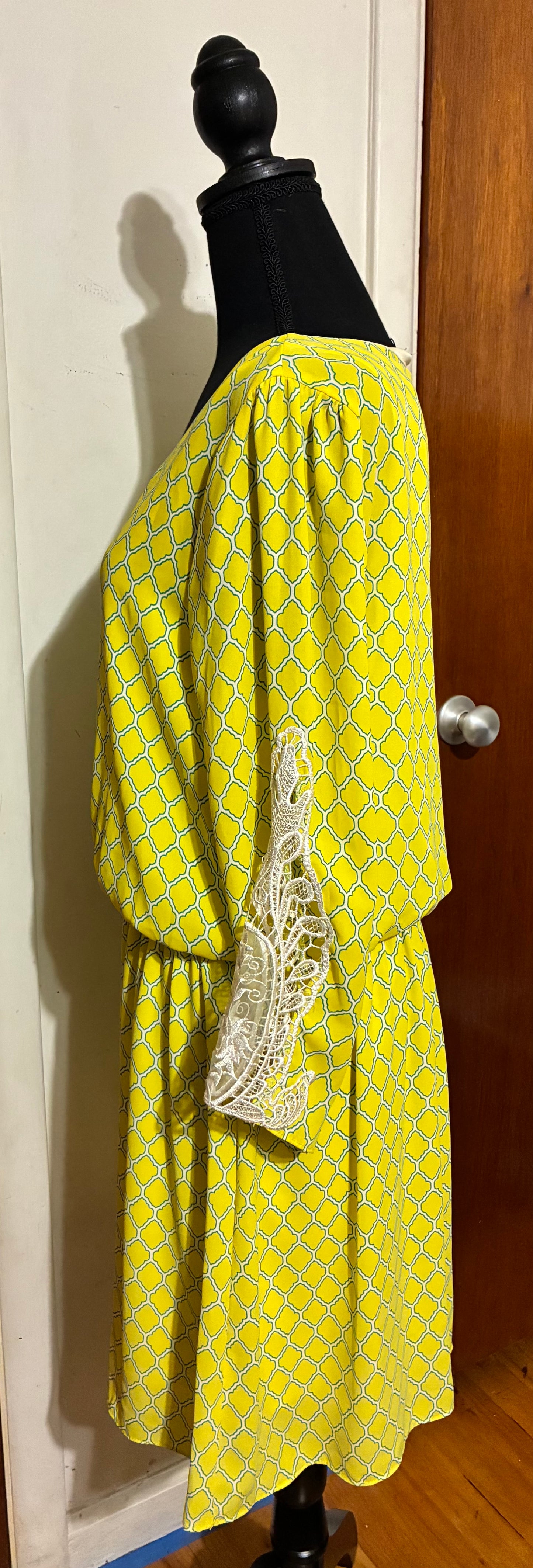 Mmm Mmm yellow and green quatrefoil pattern dress with a white lining Women Size Large 10/12