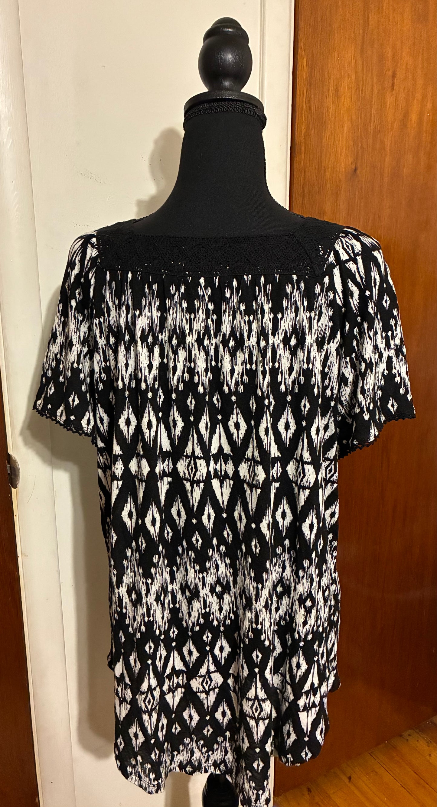 Faded Glory women's black and white babydoll top or blouse with a geometric pattern and short sleeves Size Medium 8/10