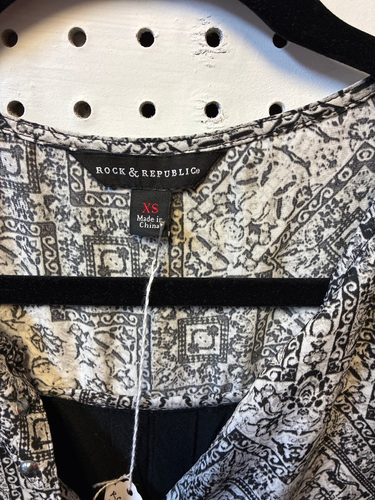 Rock & Republic Women's Pullover Plunge V Neck Blouse Tunic Black/Gray Sz XS