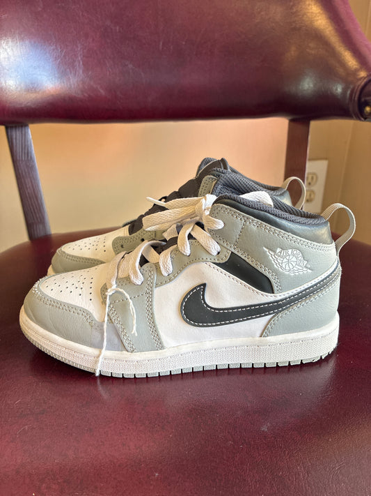 Jordan Kids
Air Jordan 1 Mid "Light Smoke Grey" sneakers Size 1Youth