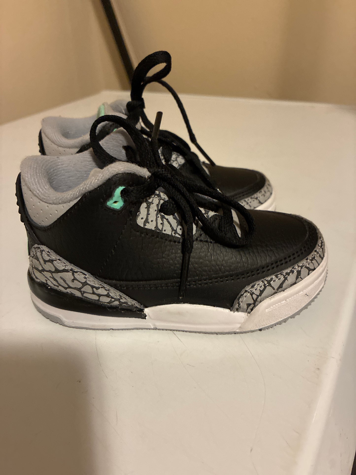 2024
Toddler Jordan 3 Retro shoes in the "Green Glow" colorway-Size 6C