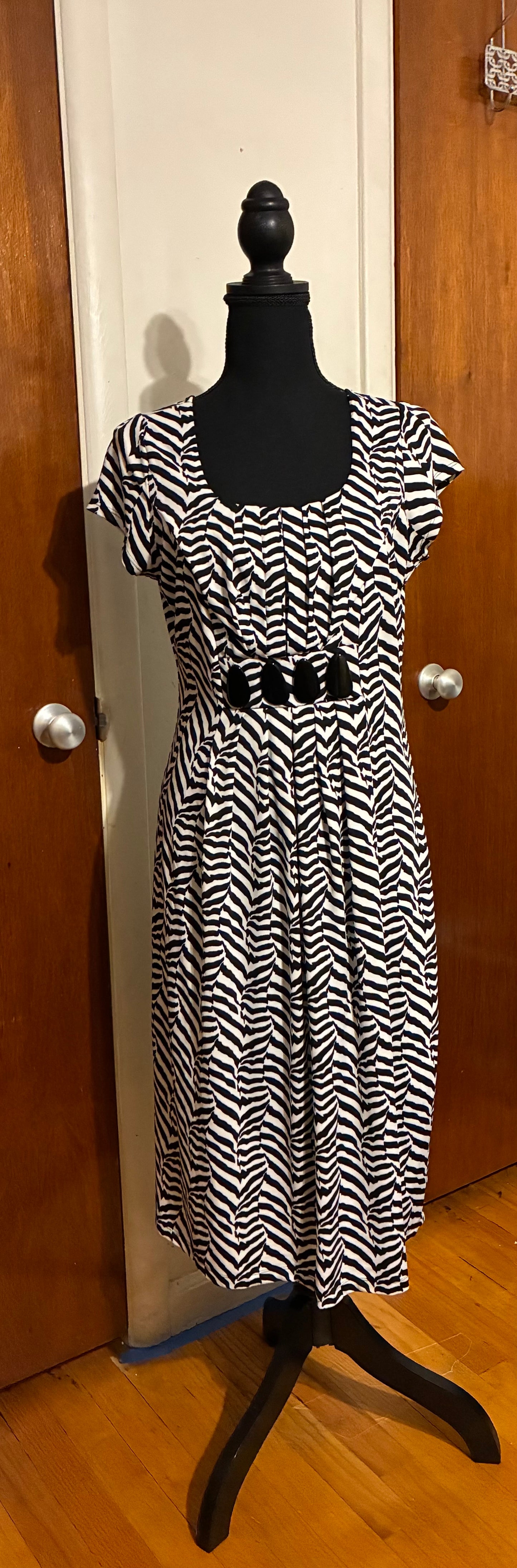 Vior Vior black and white zebra print cap sleeve dress Women Size 10