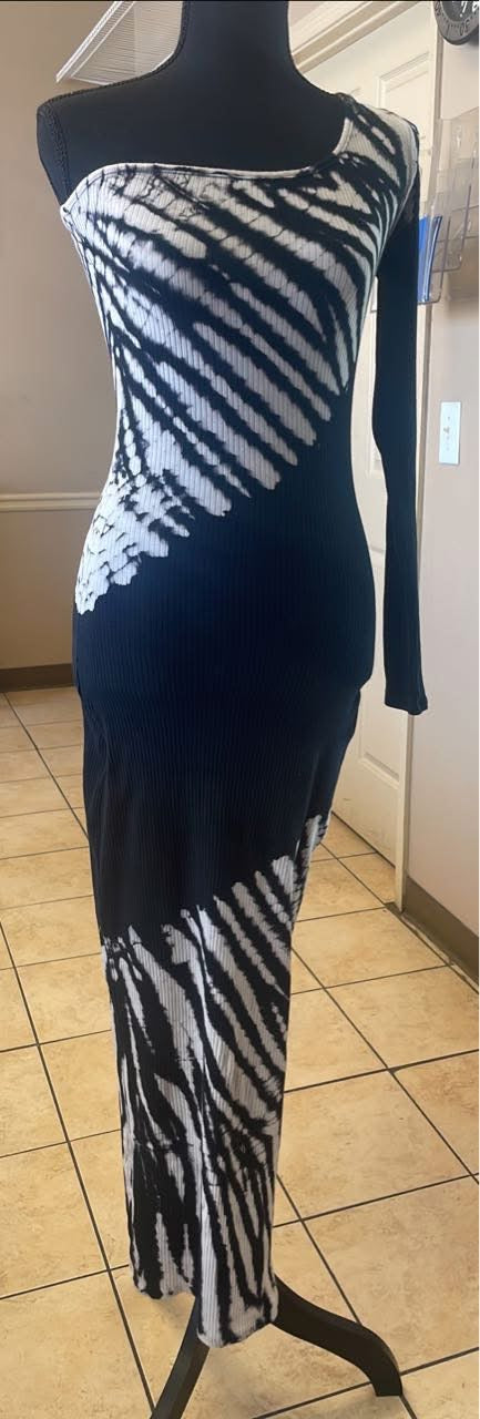 Elise Ribbed Maxi Dress - Black
Size Small- Tall