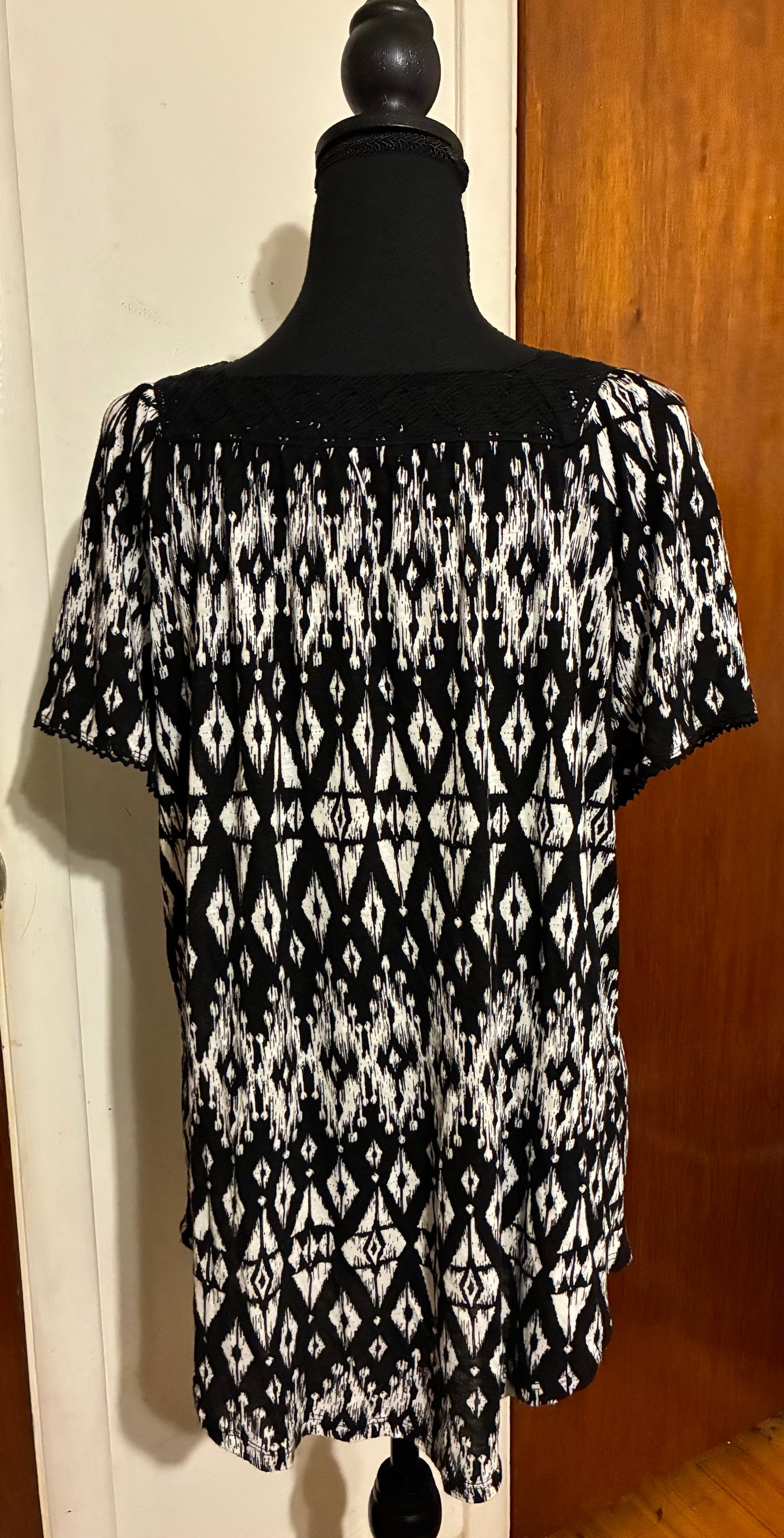 Faded Glory women's black and white babydoll top or blouse with a geometric pattern and short sleeves Size Medium 8/10